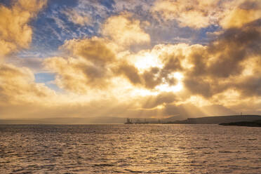 UK, Schottland, Dramatischer Sonnenuntergang über Sullom Voe mit Ölterminal und Gasanlage im Hintergrund - SMAF02477