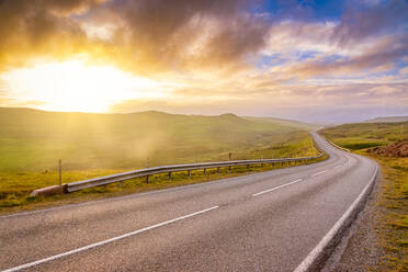 UK, Schottland, Leere Asphaltstraße auf den Shetlandinseln bei Sonnenuntergang - SMAF02479