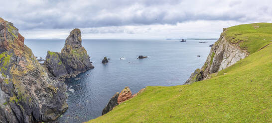 UK, Schottland, Schornsteine von Hillswick Ness aus gesehen - SMAF02482