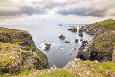 UK, Schottland, Schornsteine von Hillswick Ness aus gesehen - SMAF02483