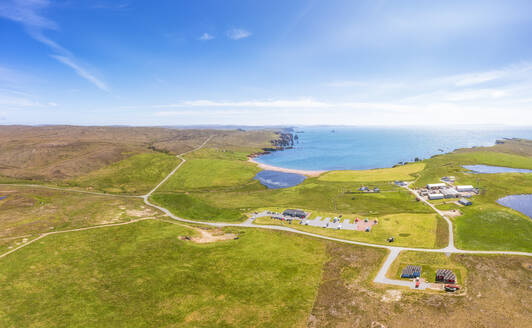 UK, Schottland, Braewick, Luftaufnahme der Halbinsel Northmavine mit Saint Magnus Bay im Hintergrund - SMAF02488