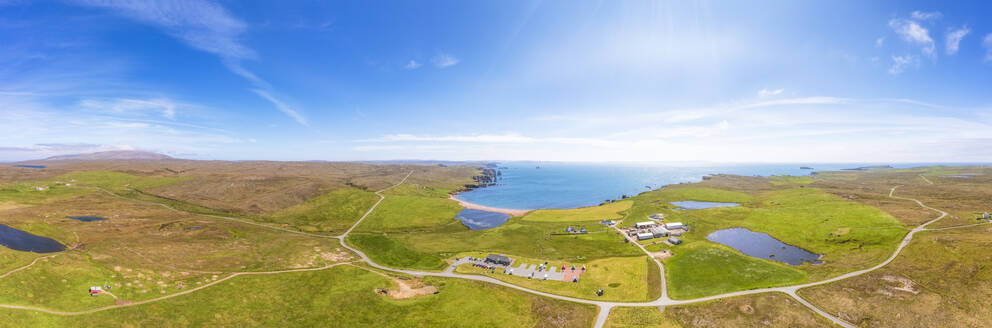 UK, Schottland, Braewick, Luftpanorama der Halbinsel Northmavine mit der Saint Magnus Bay im Hintergrund - SMAF02489