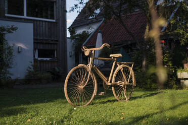 Fahrrad im Hinterhof an einem sonnigen Tag - JOSEF15010