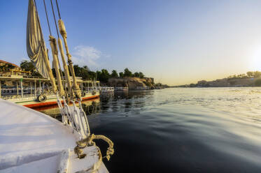 Ägypten, Gouvernement Assuan, Assuan, Boot am Nilufer vertäut - THAF03140