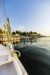 Ägypten, Gouvernement Assuan, Assuan, Boot am Nilufer vertäut - THAF03141