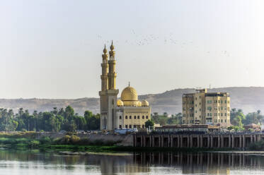 Ägypten, Gouvernement Assuan, Assuan, Nilufer mit El-Tabia-Moschee im Hintergrund - THAF03142