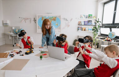Glückliche Schüler tragen eine Virtual-Reality-Brille in der Schule im Informatikunterricht - HPIF00041