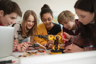 Eine Gruppe von Schülern baut und programmiert elektrische Spielzeuge und Roboter im Robotik-Klassenzimmer - HPIF00054