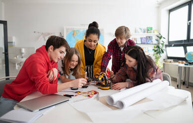 Eine Gruppe von Schülern baut und programmiert elektrische Spielzeuge und Roboter im Robotik-Klassenzimmer - HPIF00055