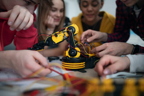 Eine Gruppe von Schülern baut und programmiert elektrische Spielzeuge und Roboter im Robotik-Klassenzimmer - HPIF00059