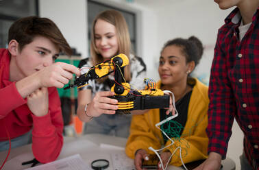 Eine Gruppe von Schülern baut und programmiert elektrische Spielzeuge und Roboter im Robotik-Klassenzimmer - HPIF00060