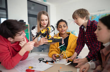 Eine Gruppe von Schülern baut und programmiert elektrische Spielzeuge und Roboter im Robotik-Klassenzimmer - HPIF00061