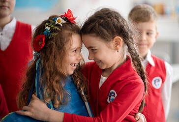 Schulkinder, die einen neuen ukrainischen Klassenkameraden willkommen heißen, Konzept zur Aufnahme ukrainischer Kinder in Schulen. - HPIF00108