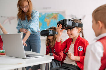 Glückliche Schüler tragen eine Virtual-Reality-Brille in der Schule im Informatikunterricht - HPIF00138