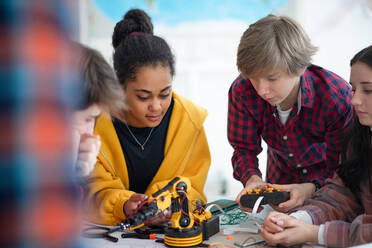 Eine Gruppe von Schülern baut und programmiert elektrische Spielzeuge und Roboter im Robotik-Klassenzimmer - HPIF00141