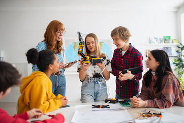 Eine Gruppe von Schülern baut und programmiert elektrische Spielzeuge und Roboter im Robotik-Klassenzimmer - HPIF00144