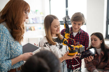 Junge Gymnasiastin präsentiert ihr Roboterprojekt in einem Klassenzimmer - HPIF00145