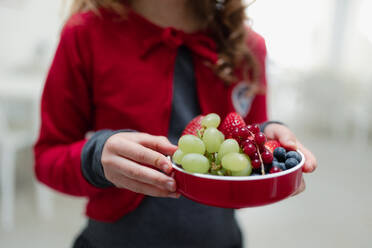 Nahaufnahme eines Schulkindes beim gesunden Mittagessen in der Schulkantine. - HPIF00201