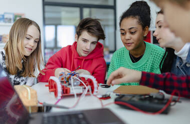 Eine Gruppe von Oberstufenschülern baut und programmiert elektrische Spielzeuge und Roboter im Robotik-Klassenzimmer - HPIF00226