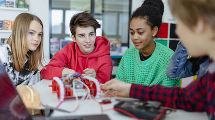 Eine Gruppe von Oberstufenschülern baut und programmiert elektrische Spielzeuge und Roboter im Robotik-Klassenzimmer - HPIF00227