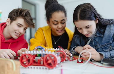 Eine Gruppe von Oberstufenschülern baut und programmiert elektrische Spielzeuge und Roboter im Robotik-Klassenzimmer - HPIF00231