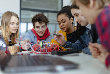 Eine Gruppe von Oberstufenschülern baut und programmiert elektrische Spielzeuge und Roboter im Robotik-Klassenzimmer - HPIF00232