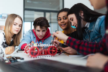 Eine Gruppe von Oberstufenschülern baut und programmiert elektrische Spielzeuge und Roboter im Robotik-Klassenzimmer - HPIF00235