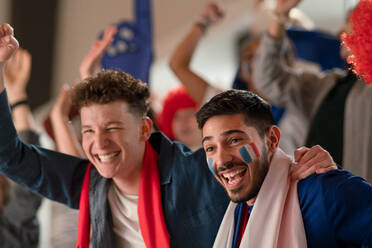 Französische Fußballfans feiern den Sieg ihrer Mannschaft in einem Stadion. - HPIF00294