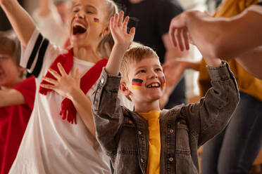 Deutsche Fußballfans feiern den Sieg ihrer Mannschaft in einem Stadion. - HPIF00331