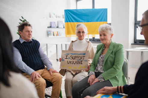 Eine Gruppe von Senioren zeigt ihre Unterstützung beim gemeinsamen Gebet für die Ukraine im Gemeindezentrum der Kirche. - HPIF00351