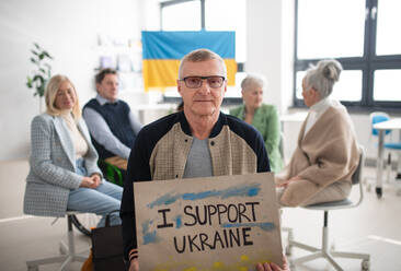 Eine Gruppe von Senioren zeigt ihre Unterstützung beim gemeinsamen Gebet für die Ukraine im Gemeindezentrum der Kirche. - HPIF00354