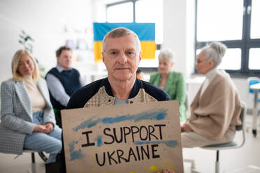 Eine Gruppe von Senioren zeigt ihre Unterstützung beim gemeinsamen Gebet für die Ukraine im Gemeindezentrum der Kirche. - HPIF00355