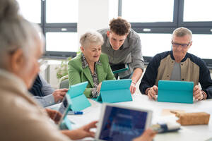 Eine Gruppe von Senioren besucht mit ihrem Lehrer einen IT-Kurs im Gemeindezentrum - HPIF00394