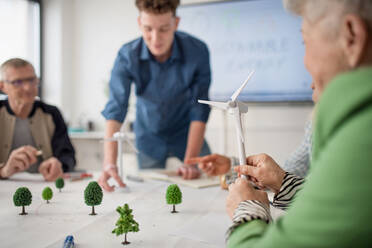 Eine Gruppe von Oberstufenschülern diskutiert mit einem Lehrer im Klassenzimmer über alte Energie, Nahaufnahme. - HPIF00414