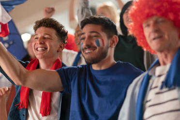 Begeisterte Fußballfans, die die französische Nationalmannschaft bei einem Live-Fußballspiel im Astadium unterstützen. - HPIF00466