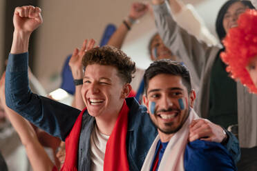 Begeisterte Fußballfans, die die französische Nationalmannschaft bei einem Live-Fußballspiel im Astadium unterstützen. - HPIF00468