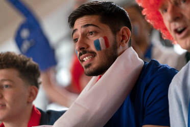 Begeisterte Fußballfans, die die französische Nationalmannschaft bei einem Live-Fußballspiel im Astadium unterstützen. - HPIF00470