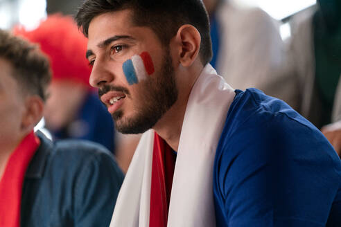 Besorgte Fußballfans, die eine französische Nationalmannschaft bei einem Live-Fußballspiel im Stadion unterstützen. - HPIF00471