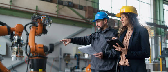 Weiblicher technischer Leiter und Mechaniker in der Fabrik - HPIF00564