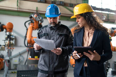 Weiblicher technischer Leiter und Mechaniker in der Fabrik - HPIF00565