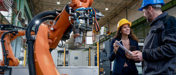 Weiblicher technischer Leiter und Mechaniker in der Fabrik - HPIF00574