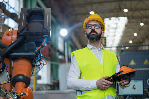 Ein Automatisierungsingenieur hält einen Scanner in einer Fabrik in der Hand. - HPIF00606