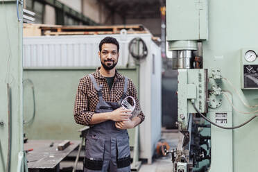 Ein Porträt von Ingenieur männlichen Schweißer stehen in der Nähe von Metall-Maschine in der industriellen Fabrik. - HPIF00620