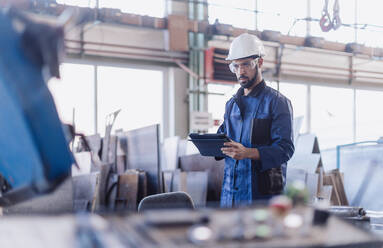 Ein technischer Leiter und ein Mechaniker bei einer Routinekontrolle in einer Industrieanlage - HPIF00624