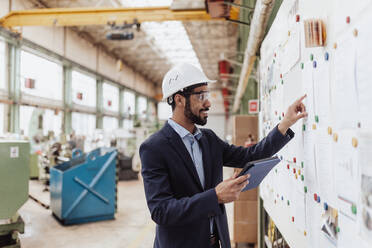 Ein leitender Angestellter führt eine Teamschulung für Techniker, Aufsichtspersonen und Ingenieure durch. Schulung zur Sicherheit am Arbeitsplatz. - HPIF00641