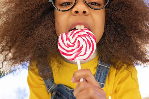 Girl with buck teeth eating lollipop - MEGF00208