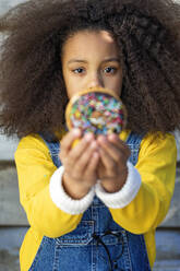 Afro girl holding fresh doughnut - MEGF00212
