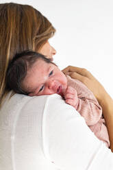 Neugeborene Tochter auf der Schulter der Mutter ruhend - MEGF00240