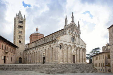 Kathedrale von Massa Marittima unter bewölktem Himmel in der Toskana, Italien - MAMF02297