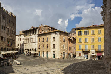 Stadtplatz von Massa Marittima an einem sonnigen Tag in der Toskana, Italien - MAMF02303